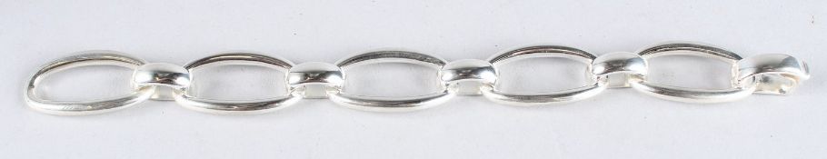 A STERLING SILVER OVAL LINK HEAVY BRACELET.