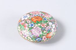 A CHINESE FAMILLE ROSE PORCELAIN BOX AND COVER. 3.5ins diameter.
