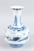 A QING DYNASTY CHINESE BLUE AND WHITE VASE.