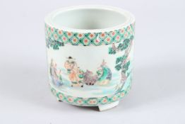 A CHINESE FAMILLE VERTE BRUSHPOT.