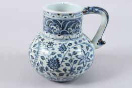 A CHINESE BLUE AND WHITE EWER.