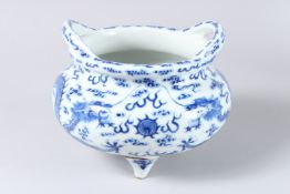 A GOOD CHINESE BLUE AND WHITE CIRCULAR TWO HANDLED DRAGON VASE on three legs, square mark in blue.
