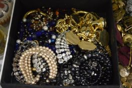 A box of bijouterie.