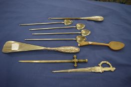 Shoe horns, button hooks etc.