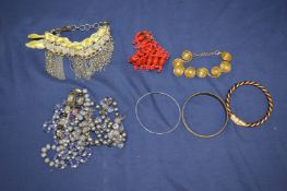 A quantity of bijouterie.