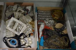 A quantity of bijouterie.