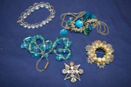 A quantity of bijouterie.