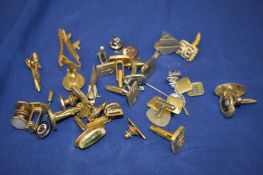 Quantity of cufflinks.