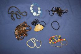 A quantity of bijouterie.