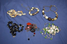 A quantity of bijouterie.