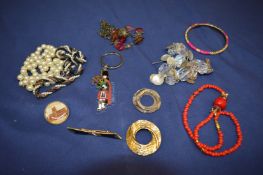 A quantity of bijouterie.