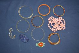 A quantity of bijouterie.