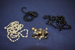 A quantity of bijouterie.