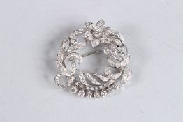 A PLATINUM AND DIAMOND SET CIRCULAR SPRAY BROOCH IN FITTED CASE, diamonds approx 4.5cts.