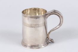 A QUEEN ANNE SILVER TANKARD, with a scroll handle, concentric bands engraved to the body above an