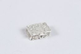 A SMALL VICTORIAN SILVER VINAIGRETTE, with engraved decoration, Birmingham 1859, maker E Smith,