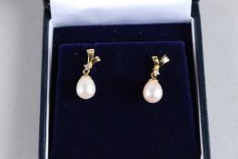 A PAIR OF 18CT YELLOW GOLD, PEARL AND DIAMOND DROP EARRINGS.
