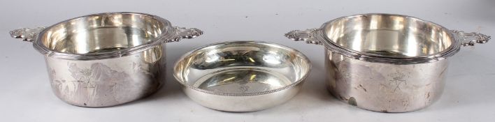 A PAIR OF SILVER PLATED CIRCULAR ENTRE DISHES.