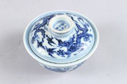 A SMALL CHINESE BLUE AND WHITE DRAGON BOW AND COVER. 4.25ins diameter.
