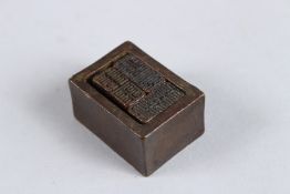 A SMALL CHINESE BRONZE SEAL SET. 1.75ins.