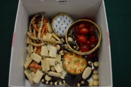 A box of bijouterie.