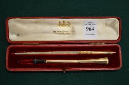 A 9ct gold cigarette holder and a dip pen housed in a Mappin Brothers case.