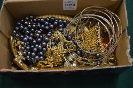 Quantity of bijouterie.