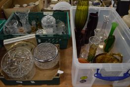 Quantity of household and decorative glassware.