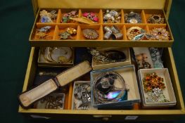 A jewellery box containing quantity of bijouterie.