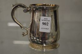 A Georgian silver half pint tankard.