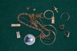 Various 9ct gold jewellery.