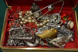 A box of bijouterie.