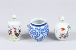 TWO CHINESE PORCELAIN SNUFF BOXES AND A BLUE AND WHITE BIRD FEEDER.