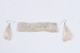 A TIFFANY SILVER MESH BRACELET AND EARRINGS.