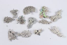 A BAG OF VARIOUS BROOCHES.