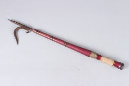 AN ANTIQUE WOODEN AND IRON ANKUSH ELEPHANT CONTROLLING TOOL. 21ins long.