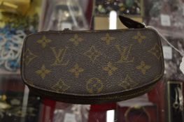 A ladies jewellery box or clutch bag.