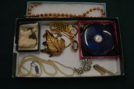 Bijouterie and a compact.