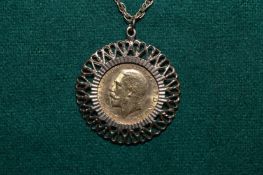 A 1913 sovereign set in a 9ct gold mount.