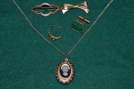 A group of gold and other jewellery.