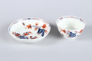 A LOWESTOFT JAPAN PATTERN TEA BOWL AND SAUCER, Circa 1775.