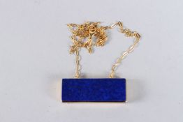 A SILVER GILT LAPIS PENDANT AND CHAIN.
