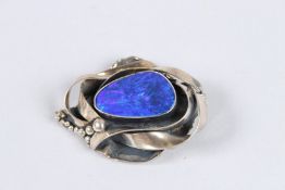 A STERLING SILVER AND LAPIS BROOCH.