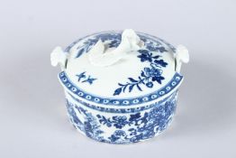 A WORCESTER CIRCULAR LIDDED BUTTER TUB, Circa 1775. Fence pattern.
