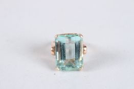 A LARGE 14CT GOLD AQUAMARINE SINGLE STONE RING. Ring size L.