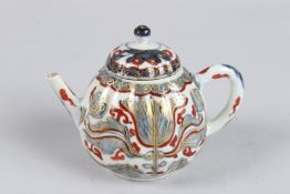A GOOD SMALL IMARI TEAPOT AND COVER. 4ins high.