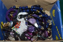 A quantity of bijouterie.