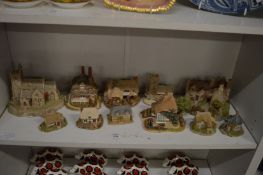 A group of Lilliput Lane cottages etc and similar items.