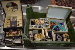 Quantity of bijouterie.