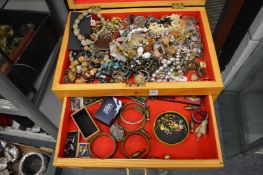 Quantity of bijouterie.